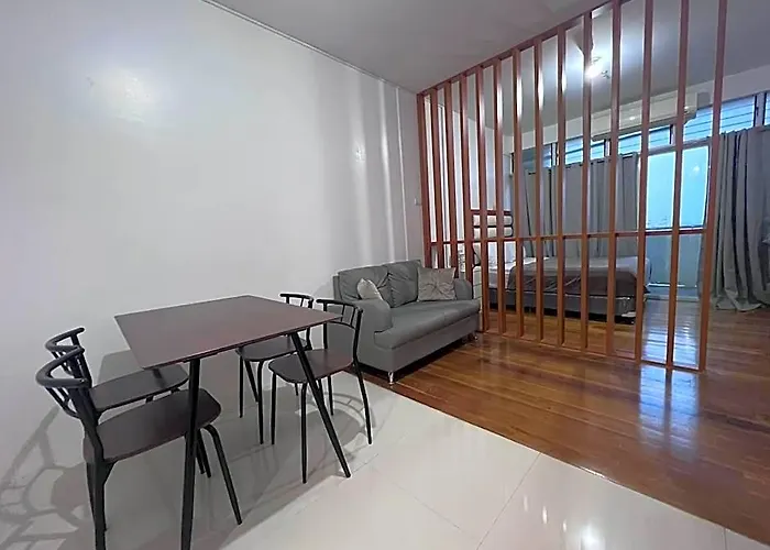 Spacious With Balcony Within The Queen